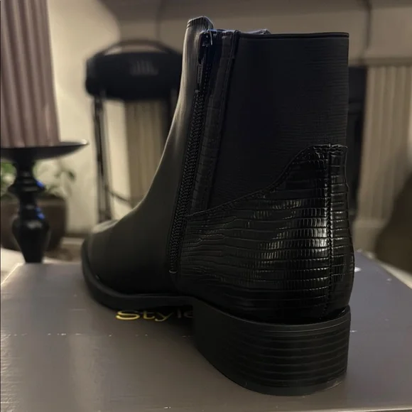 Style & Co
Women's Edwinaa Gore Booties BRAND NEW IN BOX‼️ Size 8M Color Black - Picture 11 of 16